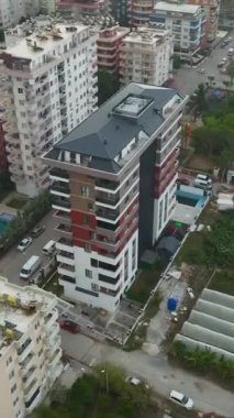 Modern bir gökdelen projesini desteklemek için beton dökülmeye başlandı.