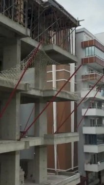 Yüksek binalar için sağlam bir temel oluşturmak için beton dökülüyor..