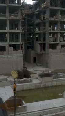 Kaliteli beton döşeyerek yüksek bir binanın temelini atıyorlar..
