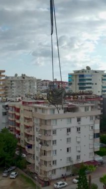 Çok katlı bir konut projesini desteklemek için beton dökülüyor.
