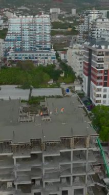 İşçiler yoğun bir inşaat sahasında üssü aktif olarak şekillendiriyorlar.