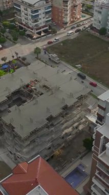 İşçiler yüksek katlı bir proje için aktif olarak somut temeller atıyorlar.