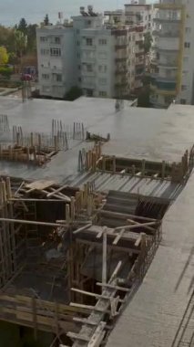 Güçlü bir üs için dinamik bir inşaat sahasına beton döşemek.