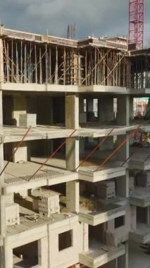 Taze beton merdiven ustalıkla düzleştiriliyor..