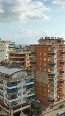 Yoğun sokaklar ve yüksek binalarla yukarıdan çekilen çarpıcı şehir silueti.