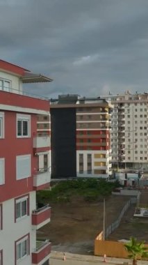 Şehrin siluetinin çarpıcı şehir detaylarıyla hava görüntüleri..