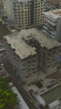 Sağlam bir temel oluşturmak için beton döken işçiler.