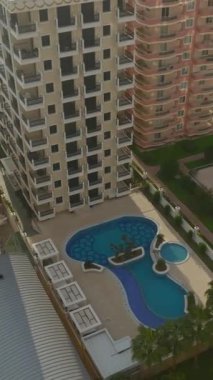 Kalabalık caddeleri ve doğal şehir cazibesiyle havadan çekilmiş şehir görüntüleri..