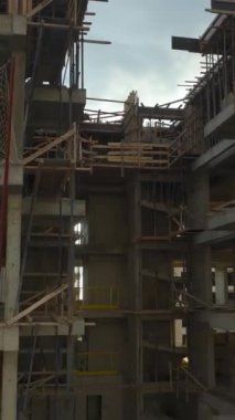 İşçiler yeni bir yapıyı desteklemek için taze beton döşüyorlar.