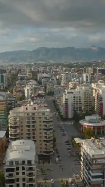 Hava görüntüleri bir şehrin güzelliğini ve dinamik yaşamını vurguluyor.