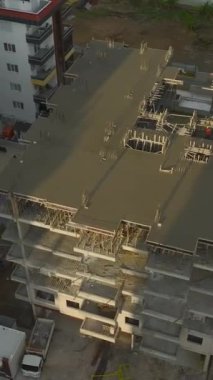 Güçlü bir yapı için inşaat alanına beton döken işçiler.