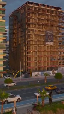 İşçiler ve makinelerle inşaat ilerledikçe bir bina şekilleniyor.