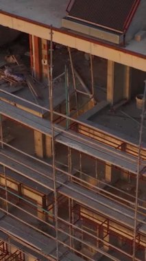 İşçiler yoğun bir siteye yeni bir konut inşa ediyorlar.