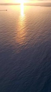 Açık denizdeki bir görevden sonra limana dönen bir tekne gibi güzel bir gün batımı..