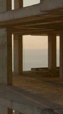 Seçkin konutlar için nefes kesici manzaralı sahil inşaatı.