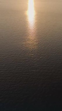 Güzel okyanus dokuları altın günbatımı parıltısıyla aydınlanır..