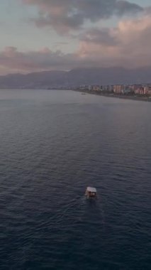 Huzurlu tekne ve ışıldayan şehir yansımaları.