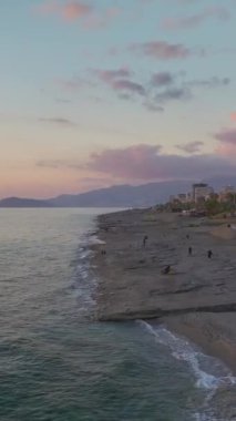 Karmaşık şablonlar ve sakin dalgalarla kıyı boyunca parıldayan su.