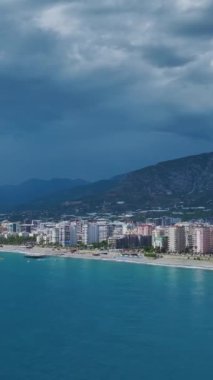Akdeniz kıyısının ve şehrin nefes kesici manzarası.