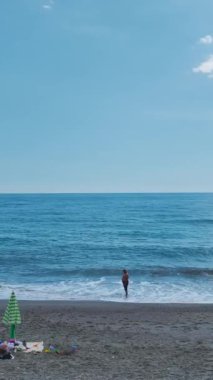 Tatilcilerin kristal berraklığında dinlendiği manzaralı sahil..