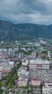 Yukarıdan gelen hareketli alışveriş alanı dinamik enerjiyle.