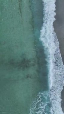 Sahil cenneti berrak denizler ve huzurlu bir tatil hissi..