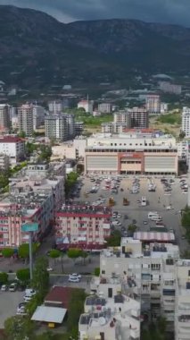 Aktif çevresi olan modern bir alışveriş merkezinin havadan görünüşü.