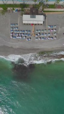 Güneşli cazibesi ve rahatlatıcı tatil havasıyla sahil güzelliği.