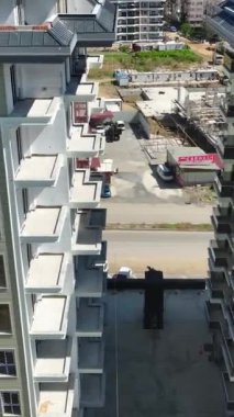 Hareketli bir sitede şekillenen modern bir konut projesi.