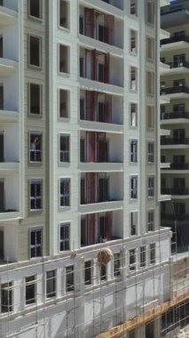 Dinamik faaliyet gösteren inşaat halindeki konut binaları.