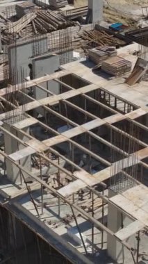 Konut geliştirme vinçler ve aktif işçilerle ilerliyor.