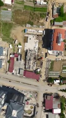 İşçiler yoğun bir siteye modern bir konut projesi inşa ediyorlar.
