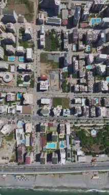 Canlı bir inşaat alanı yeni bir konut kompleksi inşa ediyor.