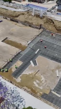 Kuruluş çalışması inşaat demiri ve inşaat alanındaki betonla başlıyor.