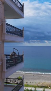 Sahile yakın birinci sınıf mülk huzur ve zarafet sunuyor..