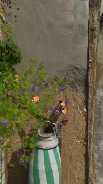 Modern bir konut inşaatı için temel boşaltılıyor.