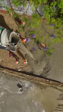 Temel ilerleme ilk beton dökülmesiyle başlar.