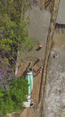 Modern bir konut projesinin temelleri için beton döşeme başladı.