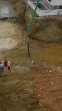 Konut kompleksi kurulumu beton dökülmesiyle başladı.