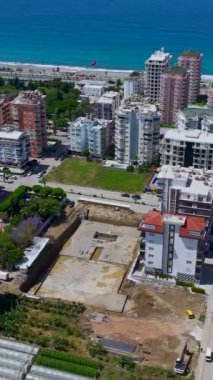 Temel kurulumu kesin beton dökülmesiyle başlar.