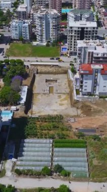 Konut inşaatında beton dökülmesi ilerlemenin işaretidir.