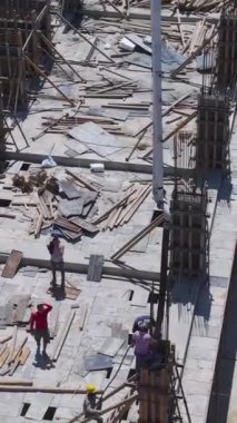 Modern bir mahalleyi şekillendiren canlı bir inşaat alanı..