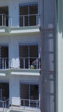 Çeşitli görevleri olan bir mahalleyi dönüştüren etkin inşaat alanı.