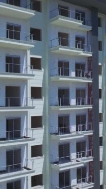 Beton temeller ve detaylı dış kaynaklarla yeni evler yükseliyor.