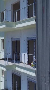 Çok aşamalı inşaat ile hareketli bir mahalle gelişimi.