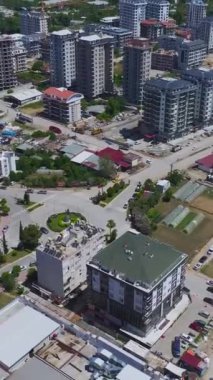 Büyüyen konut alanları dinamik inşaat çalışmalarıyla canlanıyor.