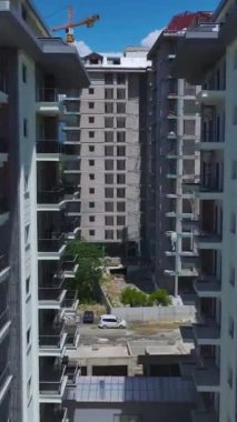 Modern bir mahalleyi şekillendiren dinamik konut inşaatı.
