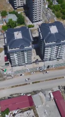 Çok aşamalı inşaat çabalarıyla yeni bir konut projesi açılıyor.