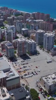 İkamet binaları birden fazla inşaat aşamasında ilerliyor.