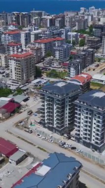 Yoğun bir inşaat alanında vakıflar ve dış kaynaklar ilerleme kaydediyor.